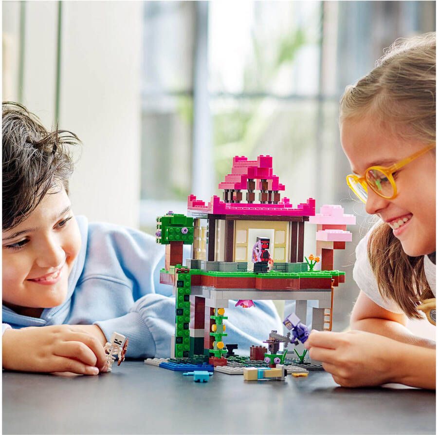 Lego 21183 Minecraft De Trainingsplaats, Speelgoedgrot en Huis voor Kinderen van 8+, met Skelet, Ninja, Schurk en Vleermuis